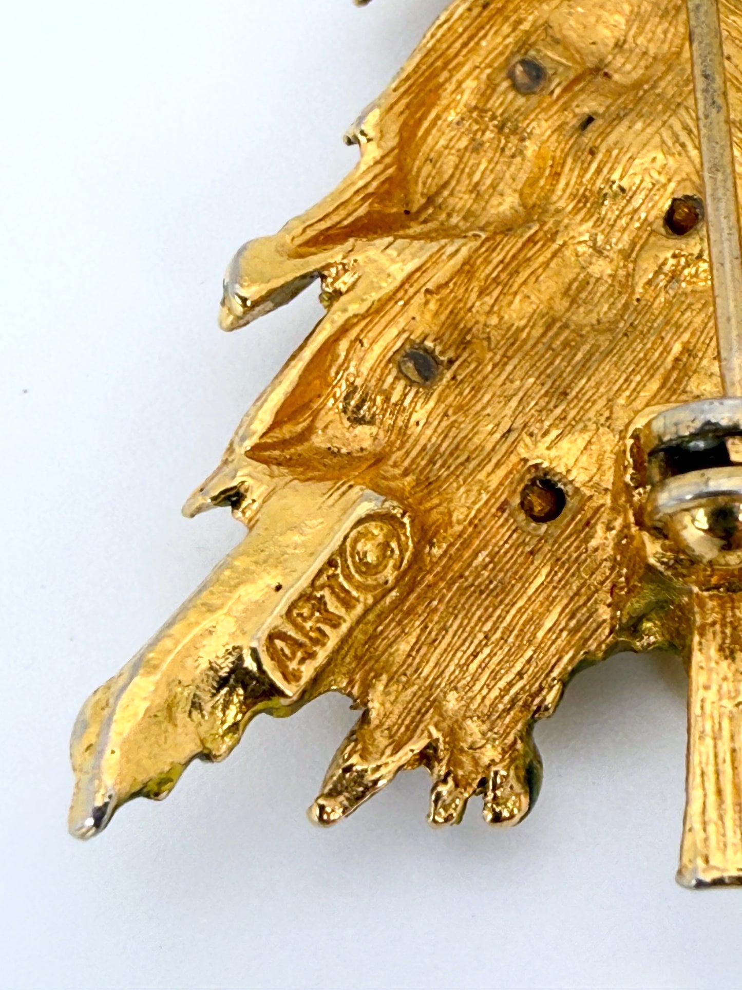 Vintage ART (Arthur Pepper) Gold-Tone Textured Christmas Tree Brooch with Rhinestones
