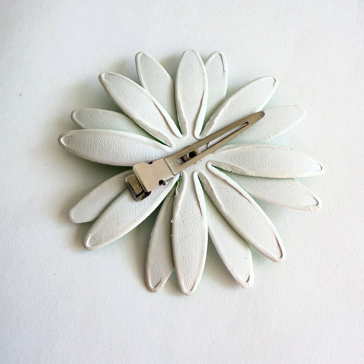 Vintage 1970s vinyl green and white flower hair clip accessory